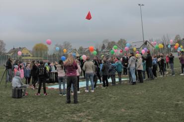 Am vergangenen Donnerstag ließen die Schülerinnen und Schüler der Montessori Schule in Deiningen einen Wetterballon steigen. 