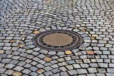 Das Bild zeigt einen Kanaldeckel.