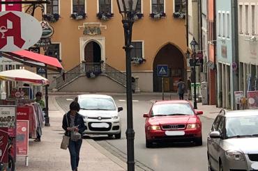 Mehrere Pkws, welche die Reichsstraße entlang fahren. 