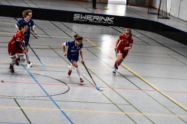 Das Bild zeigt Emma Luxenhofer (Donau Floorball) im Spiel gegen die red Hocks aus Kaufering.