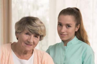 Fachkräfte in der Altenpflege werden dringend gesucht.