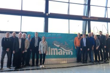 Die Netzwerkteilnehmer im leeren Schwimmbecken des Almarin in Mönchsdeggingen. 