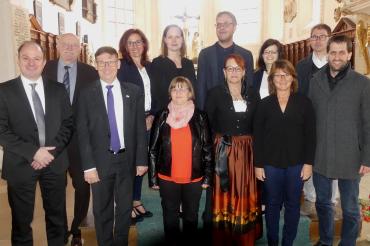 (v.l.n.r.) Dekan Armin Diener, stellv. Landrat Reinhold Bittner, Landrat Stefan Rößle, Angelika Kohnle, Birgit Sitta, Erika Buckel, Stefan Sitta, Sieglinde Schmutterer, Tanja Lettenmeier, Bgm. Petra Wagner, Prokurist Dr. Hubert Dumberger, Geschäftsführer Johannes Beck