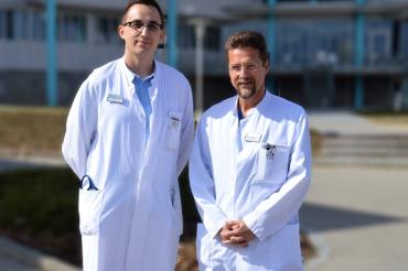 Facharzt Dr. Mozes-Attila Szakacs und sein Mentor Prof. Dr. med. Bernhard Kuch.