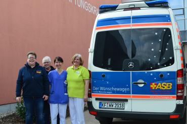 Bei seinem ersten Einsatz im Landkreis Donau-Ries hat der Wünschewagen Allgäu/ Schwaben einem Patienten der Palliativstation des Nördlinger Stiftungskrankenhauses einen Herzenswunsch erfüllt. Das Bild zeigt (v.l.n.r.) die Wertinger ASB-Mitarbeiterin Claudia Lijsen, Wünscheerfüllerin Marianne Rieder, Oberärztin Dr. Cathrin Schnell und Koordinatorin Roswitha Schmalisch.