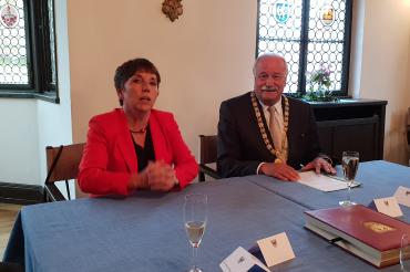 Dr. Margot Käßmann und OB Hermann Faul bei der Eintragung in das Goldene Buch