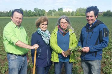 Das Bild zeigt von links: Bezirksrat Albert Riedelsheimer, Kreisvorsitzende Ursula Kneißl-Eder, Europakandidatin Birgit Raab und Biobauer Michael Näßl.