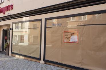 Packpapier und geschlossene Rollos statt bunter Auslagen