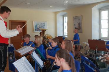 Schnell wich die Aufregung der Spielfreude, als die Jugendkapelle der Musikkapelle Wörnitzstein beim Kaffee-Kuchen-Konzert ihr neues Programm vorstellte. 