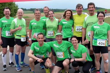 Auf dem Foto kurz vor dem Start vorne (v.l.): Hubert Bestler, Hans Niederhuber und Birgit Minder, dahinter (v.l.): Stefan Kirchner, Michael Dambacher, Bernhard Satzenhofer, Thomas Jakob, Miriam Bestler, Patrycja Weng, Horst Leberzammer, Klaus Wurscher und Simone Müller. 