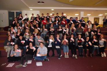 Restlos gefüllt waren die Stufen der Aula des Albert-Ernst-Gymnasium Oettingen mit SchülerInnen der Q 11 und Q12 bei der Informationsstunde zum Thema DKMS, Typisierung und Stammzellspende. 