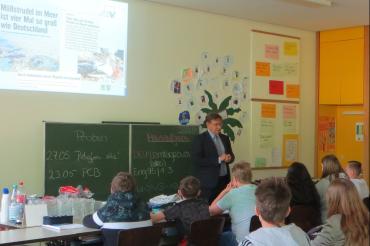 Landrat Stefan Rößle bei einem Vortrag in einer Schule.