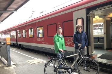 Das Bild zeigt Bezirksrat Albert Riedelsheimer und Fraktionssprecher Nico Ach.