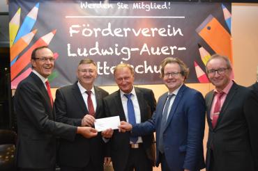 Das Bild zeigt von links Sparkassenvorstand Johann Natzer, die beiden Fördervereinsvorsitzenden Josef Reichensberger und Werner Freißler, OB Armin Neudert und den Schatzmeister des Fördervereines Helmut Meyer.