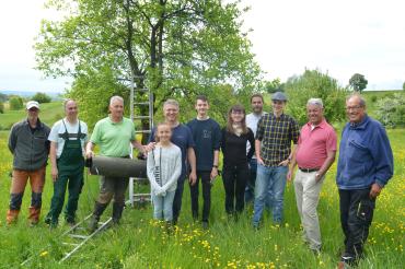 Wenn die Donauwörther Leos, der Lions-Club Donauwörth, Greenkeeper Markus Stengel (links) und Alexander Helber vom Bund Naturschutz (2. v. li.) zusammen anpacken, finden Vögel und Bienen neue Lebensräume. Alle hoffen, dass sich in der Parkstadt nun eine schöne Blühwiese entwickelt.