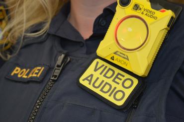 Gut sichtbar tragen Polizisten in Nordschwaben künftig Body-Cams mit sich. Wenn aufgezeichnet wird leuchten die Geräte rot. 