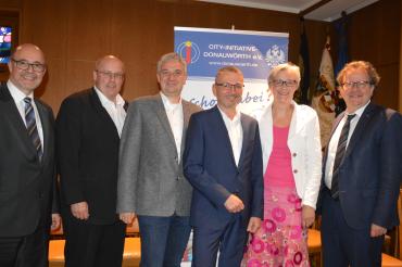 Das Bild zeigt v.l.n.r Thomas Deuter, Thomas Schröttle, Tobias Merkle, Markus Sommer, Christiane Kickum und OB Armin Neudert. 