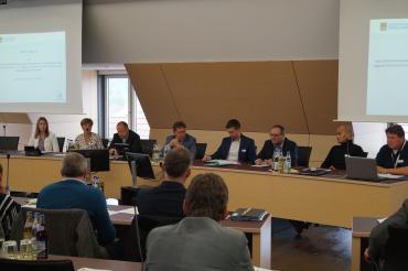 Die Vertreter des Landratsamtes (v.l.n.r.): Katrin Hammel, Heidrun Baur, Joachim Aurnhammer, Landrat Stefan Rößle, Martin Müller, Roland Pickhard, Markus Hügele und Michael Koch.