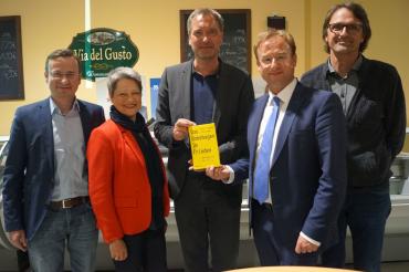 Dieses Foto zeigt (v.l.): Joachim Fackler, Birgit Rössle, Prof. Dr. Peter Fischer, MdL Wolfgang Fackler und Joachim Schoser (Via del Gusto).