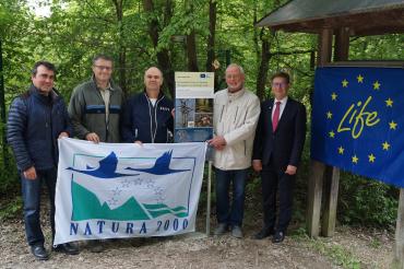 V.l.n.r.: Raimund Brechenmacher (Forstreferent), Michael Fürst (Stadtförster), Volker Geiß (Naturschutzbehörde), Bürgermeister Jörg Fischer und Landrat Stefan Rößle. 