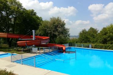 Das Bild zeigt das Nichtschwimmerbecken und die Rutsche im Donauwörther Freibad. 
