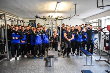 Gruppenbild Donau Floorball Herren mit den Übunglseitern vom SV Eggelstetten Brigitte Schmid und Werner Schmid (mittig)