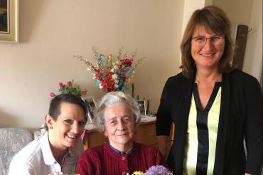 Auf dem Bild zu sehen von links nach rechts: Einrichtungsleitung Tina Härtle, Jubilarin Olga Jiricka, Bürgermeisterin Petra Wagner