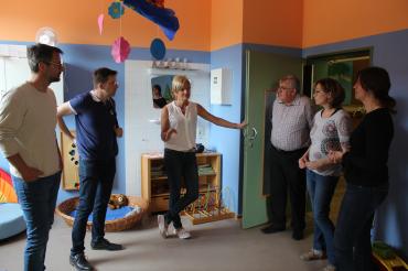 Auf dem Bild (v.l.n.r.): OB-Kandidat Steffen Höhn, Fraktionsvorsitzender Jörg Schwarzer, Leiterin Claudia Miehling, die Stadträte Gerhard Feldmeyer sowie Maximiliane Böckh und Margit Inwald im Gespräch über die Bedürfnisse von Familien und Kindern