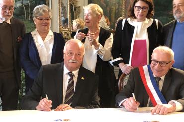 Das Bild zeigt die "Goldene Hochzeit" der Städtepartnerschaft Riom-Nördlingen