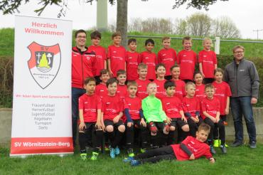 Das Bild zeigt den SV Wörnitzstein-Berg mit den neuen Trikots.