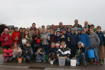 Die Teilnehmenden Schüler die zusammen mit der Gemeinde dafür sorgen, dass zwei Blumenwiesen entstehen.