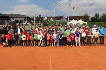 Es zeigt teilnehmende Eltern und Kinder zusammen mit dem Trainerteam und dem Vorsitzenden Hermann Schröder und seiner Stellvertreterin Sibylle Lutzkat