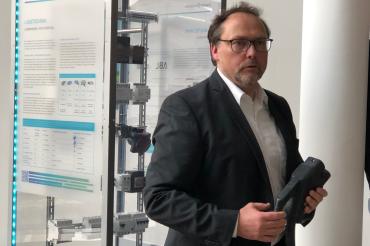 Am vergangenen Dienstagabend wurde die Wanderausstellung zum Thema E-Mobilität im Landratsamt eröffnet. Dr. Guido Weissmann, Geschäftsführer Bayern Innovativ, führte die ersten Besucher durch die Ausstellung. 