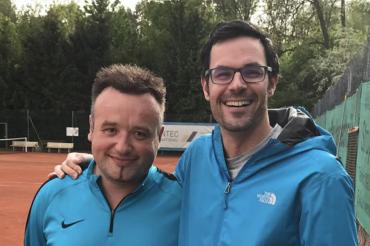 Nach dem sie gemeinsam vor über 20 Jahren in den Harburger Juniorenteams ihre Tenniskarriere starteten, spielen sie nun wieder zusammen für den TC Bäumenheim und konnten den wichtigen fünften Punkt einfahren