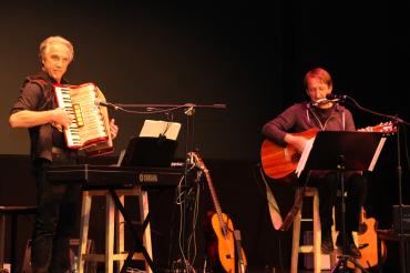 Michael Ruff, Allroundmusiker und Keyboarder bei Haindling, begeisterte zusammen mit Gitarrist Manfred Ruff das Publikum im B+ Zentrum.