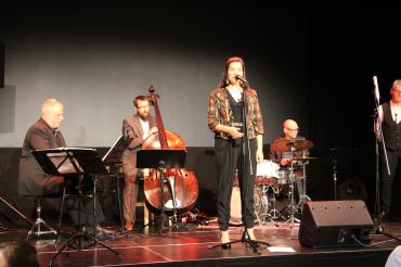 Harmonisch zum Wein passend rundeten die Jazzband und Sängerin Luisa Hänsel den Weinklang in Blossenau perfekt ab. 