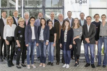 Die Lehrkräfte und Schüler der Hans-Leipelt-Schule Donauwörth waren zu Gast bei SIGEL in Mertingen.