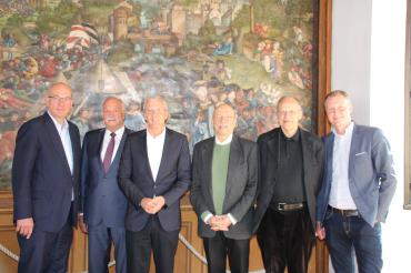 Suchten in Nördlingen neue Lösungen für die Wohnungsfrage (von links): Dipl.-Ing. Julius Mihm, Oberbürgermeister Hermann Faul, Dr. Jürgen Zieger, Prof. Dr. Tilman Harlander, Prof. Dr. Harald Bodenschatz und Stadtbaumeister Hans-Georg Sigel	