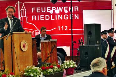 OB Armin Neudert bei der Weihung des neuen Fahrzeugs der Riedlinger Feuerwehr