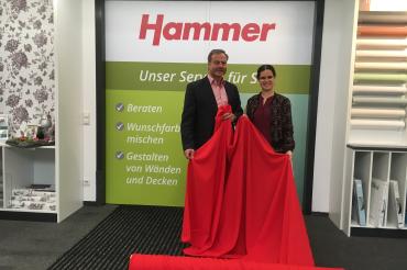 Michael Erhard, der „Vorhang AUF“ mit einem Kilometer roten Stoff unterstützt, und Vanessa Eßmann, die die Modenschau in der Steingass Tiefgarage organisiert. 