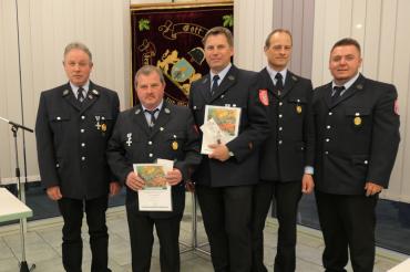 Geehrt für langjährige Vereinstreue (von links): Michael Wittmann (2. Vorstand), Diethard Lang (25 Jahre), Uwe Lingner (25 Jahre), Thomas Haller (1. Vorstand),  Tobias Pfefferle (2. Kommandant)