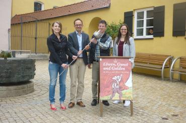 Auf dem Bild: Daniela Neubauer-Kimmerle und Klaus Fischer mit Bürgermeister Dr. Martin Drexler und Tourismusleiterin Judith Strohhofer