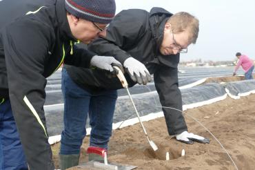 Ulrich Murr vom Sonnenhof in Rudelstetten zeigt wie es geht. 