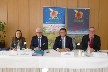 Am vergangenen Dienstagabend wurde bekannt gegeben, dass der Geopark Ries vorerst kein "UNESCO Global Geopark" wird.  Auf dem Bild zu sehen: Die stellvertretende Geschäftsführerin des Geopark Ries, Heike Burkhardt, der Geschäftsführer des Geopark Ries, Günther Zwerger, Landrat Stefan Rößle und der stellvertretende Generalsekretär der Deutschen UNESCO-Kommission und Mitglied im Nationalkomitee für UNESCO-Geoparks, Dr. Lutz Möller. 