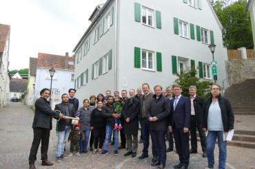 Symbolisch überreichte der Bauherr den Bewohnern den Schlüssel zu ihrem neuen Zuhause. 