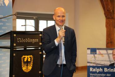 Ralph Brinkhaus sprach frei und vor dem Rednerpult, anstatt dahinter – und damit buchstäblich „näher am Bürger“.