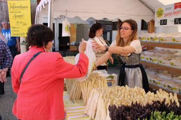 Spargel für den Verzehr daheim gab es natürlich auch zu kaufen, es gingen eine Menge Stangen über die Theke