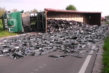 Das Bild zeigt den umgekippten Lkw und die Ladung auf der Fahrbahn. 
