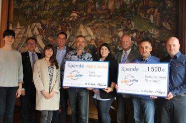 Spendenübergabe im Nördlinger Rathaus (v.l.n.r.): Linda Weber, Landrat Stefan Rößle, Anastasia Schlegel, ODR-Betriebsratsvorsitzender Thorsten Häußer, Helmut Weiß, Vanessa Ziegler, Oberbürgermeister Hermann Faul, Dr. Thomas Handschuh und André Schneider.