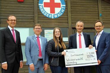 Die Spendenübergabe erfolgte am Waldsee mit (v.l.) Sparkassendirektor Johann Natzer, Landrat Stefan Rößle, Laura Katzenberger als Vertreterin der Wasserwacht Wemding, Christian Weiland, Geschäftsstellenleiter der Sparkasse in Wemding sowie Bürgermeister Dr. Martin Drexler.